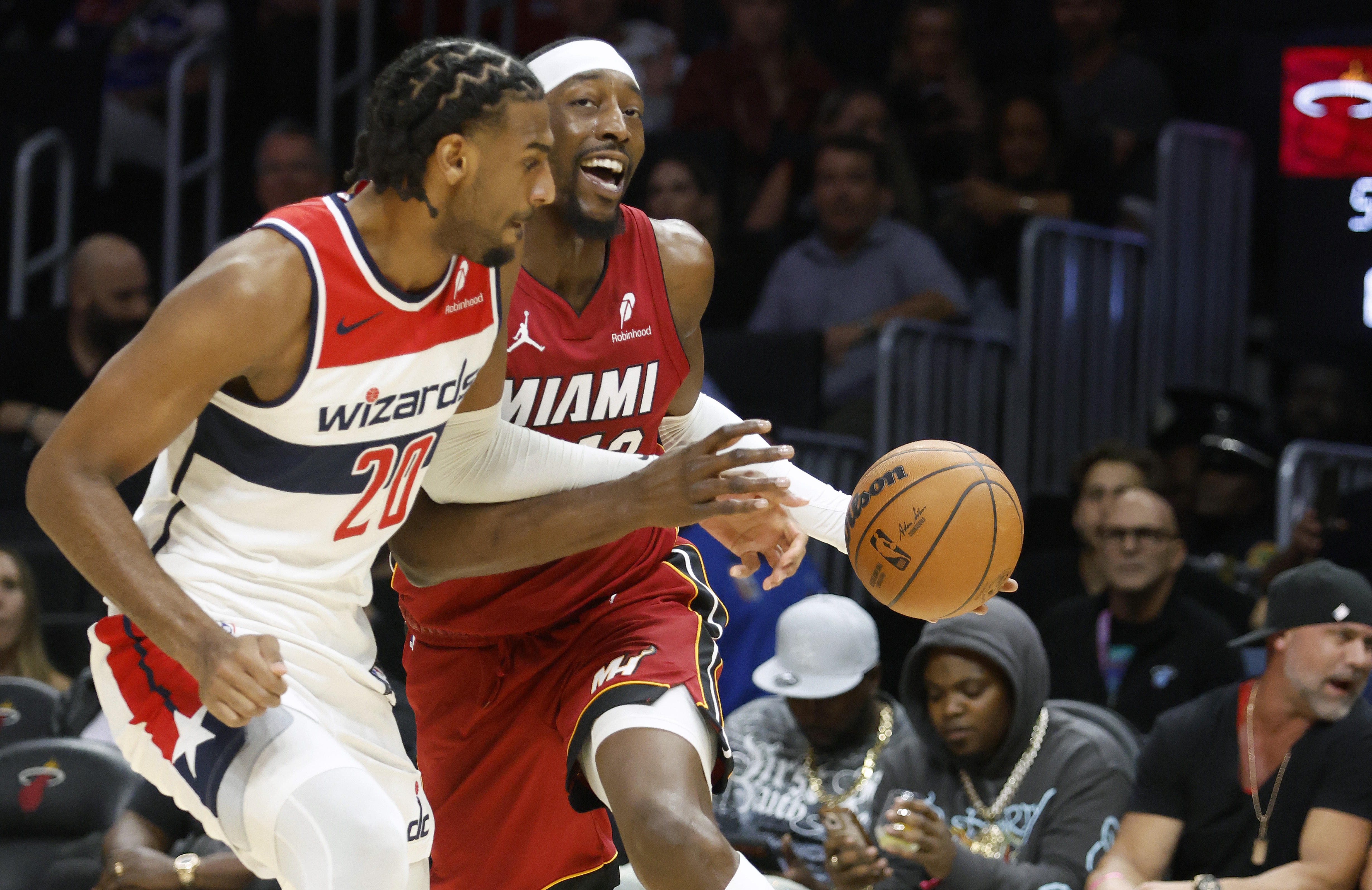 81分亲历者维拉纽瓦：科比那场很胶着 热火赢20+故意犯规让他得分